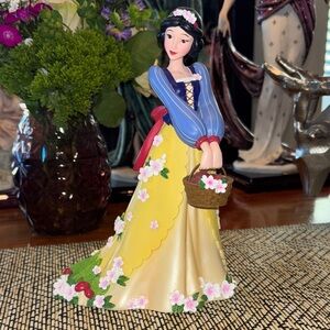 Disney Floral Coll / Charming Snow White Figurine with Basket - Blue and Yellow